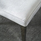 Chaises de salle à manger en velours avec dossier à texture réticulée et garniture métallique sur le dessus