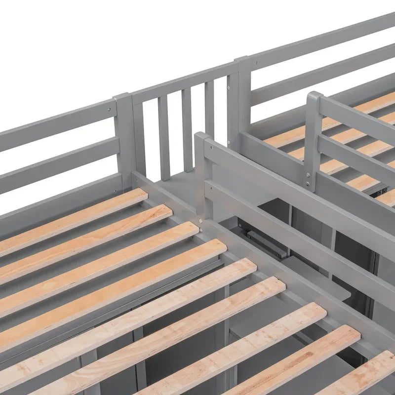 Lits superposés doubles avec armoires et escalier